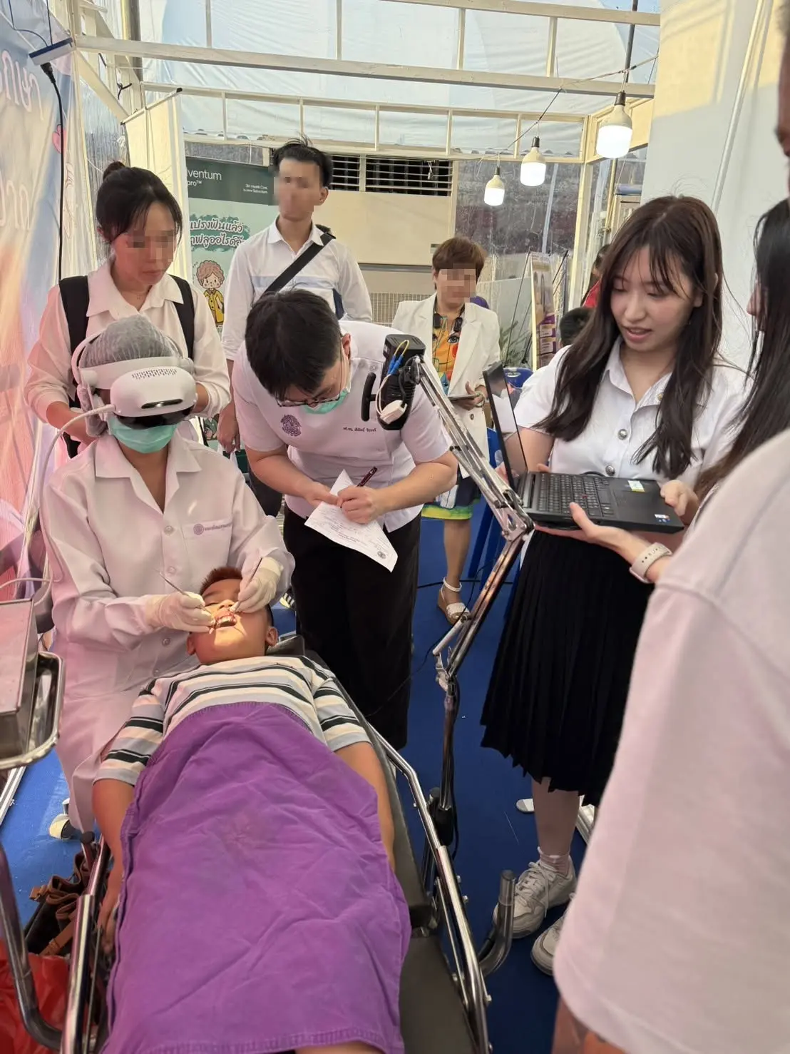 arLoupe used in a Thammasat University mobile dental clinic